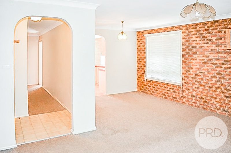 35 Warrambool Crescent GLENFIELD PARK 4