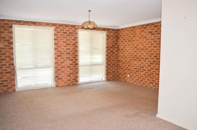 35 Warrambool Crescent GLENFIELD PARK 3