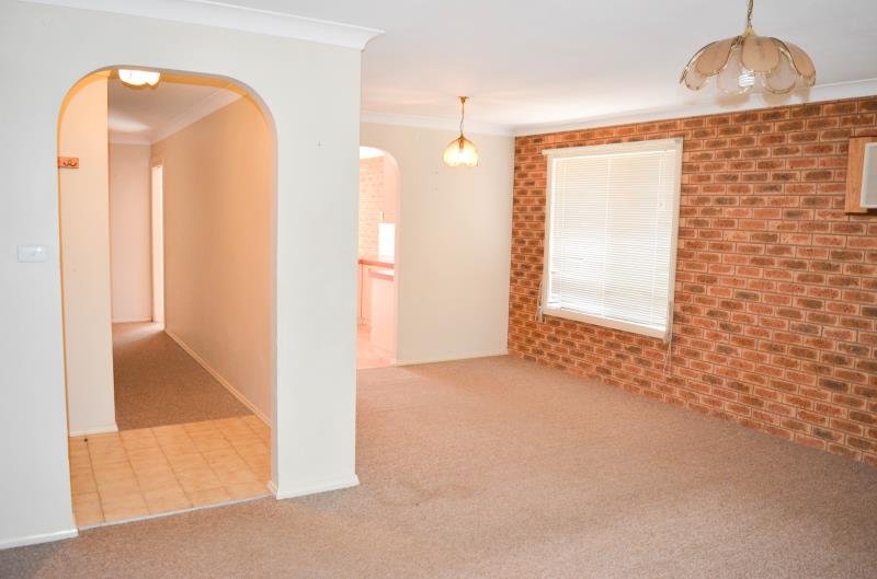 35 Warrambool Crescent GLENFIELD PARK 4