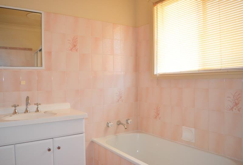 35 Warrambool Crescent GLENFIELD PARK 6