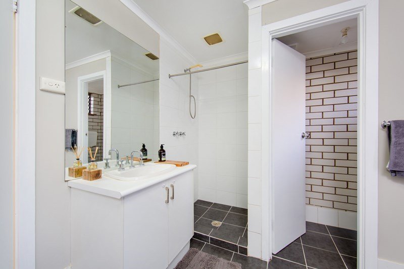 3/519 Schubach Street EAST ALBURY 13