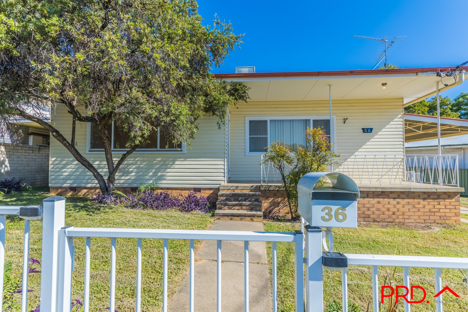 36 Erwin Street TAMWORTH 2