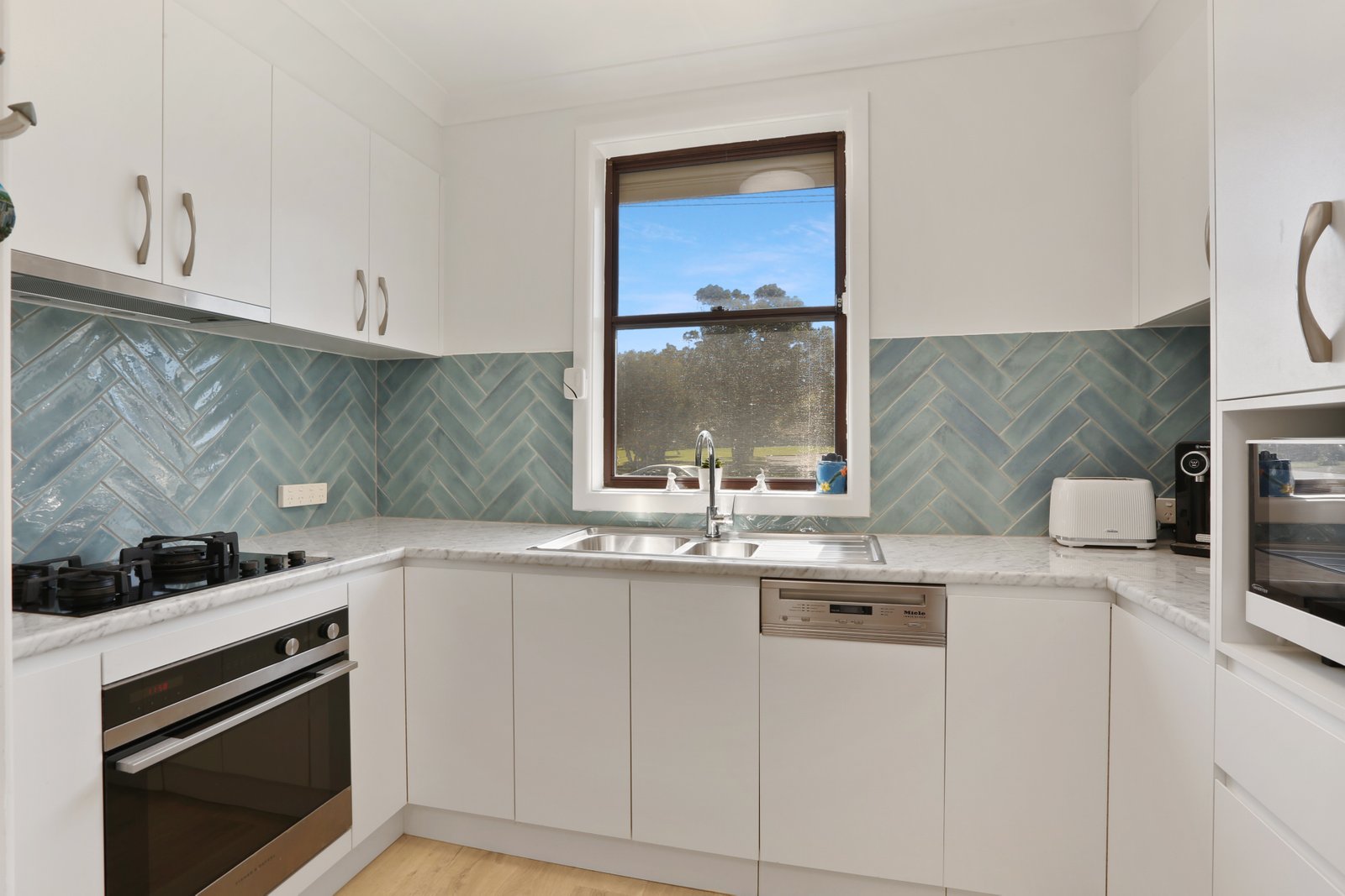 36 Hurt Parade UNANDERRA 5