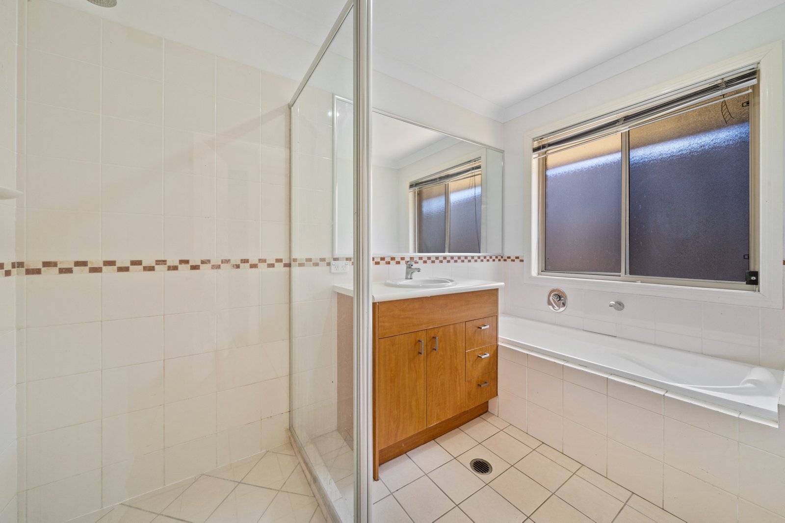 36 PORTLAND Parade REDLAND BAY 6