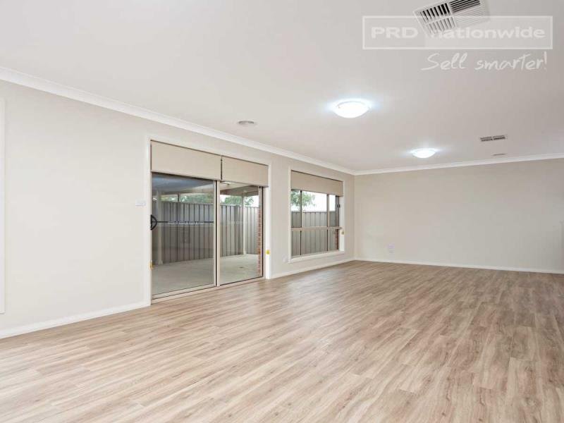 3/6 Trumper Street BOOROOMA 2
