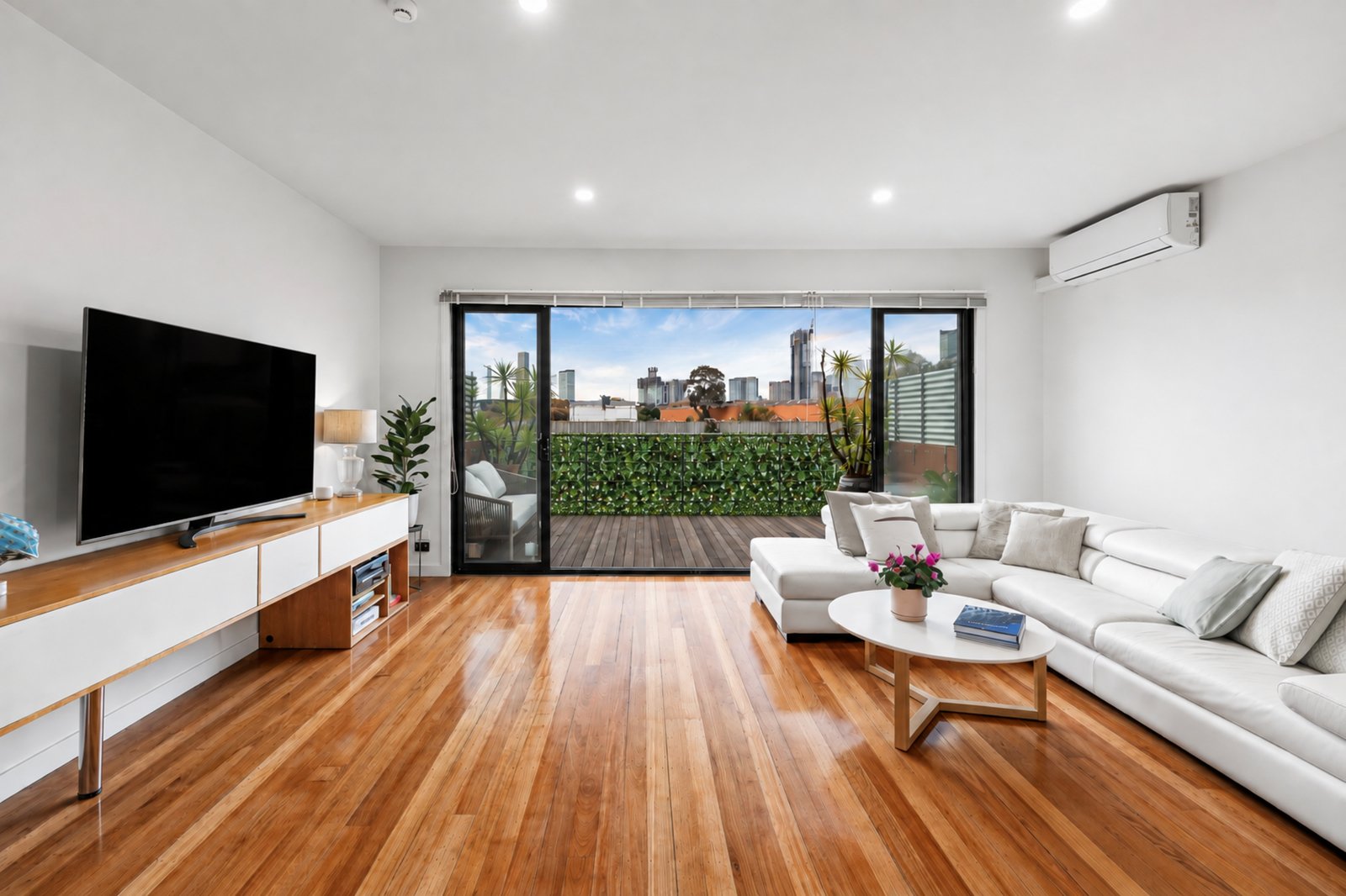 Gallery: 3/61 Derham Street
