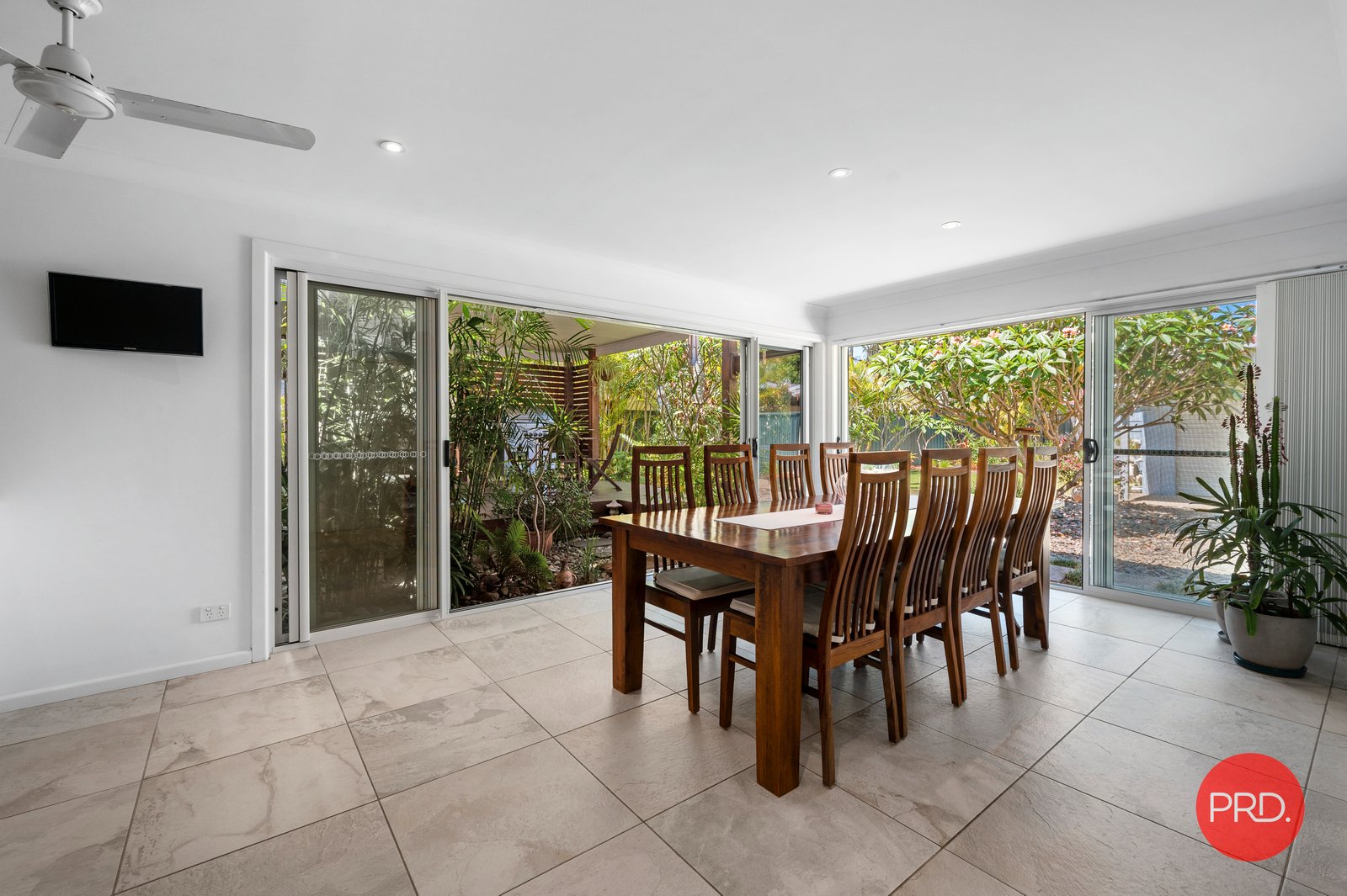 37 Beach Parade MYLESTOM 8