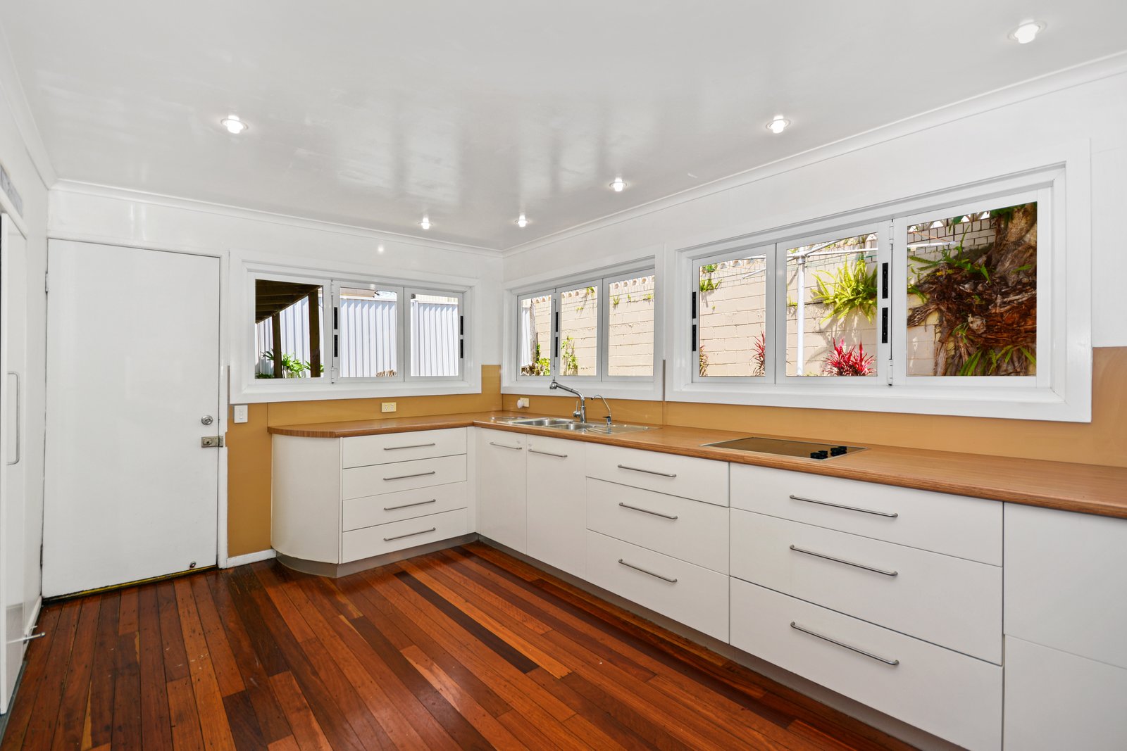 37 Dutton Street COOLANGATTA 2