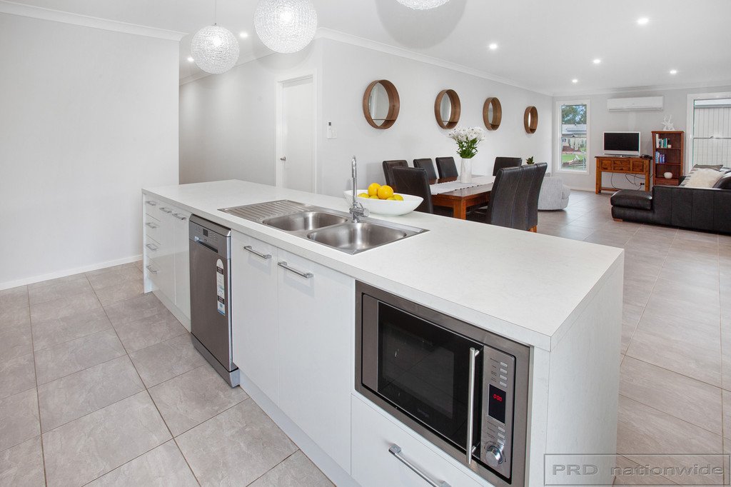 37 Elizabeth Street WALLALONG 9