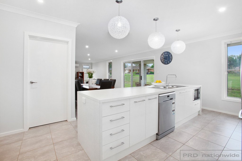 37 Elizabeth Street WALLALONG 19