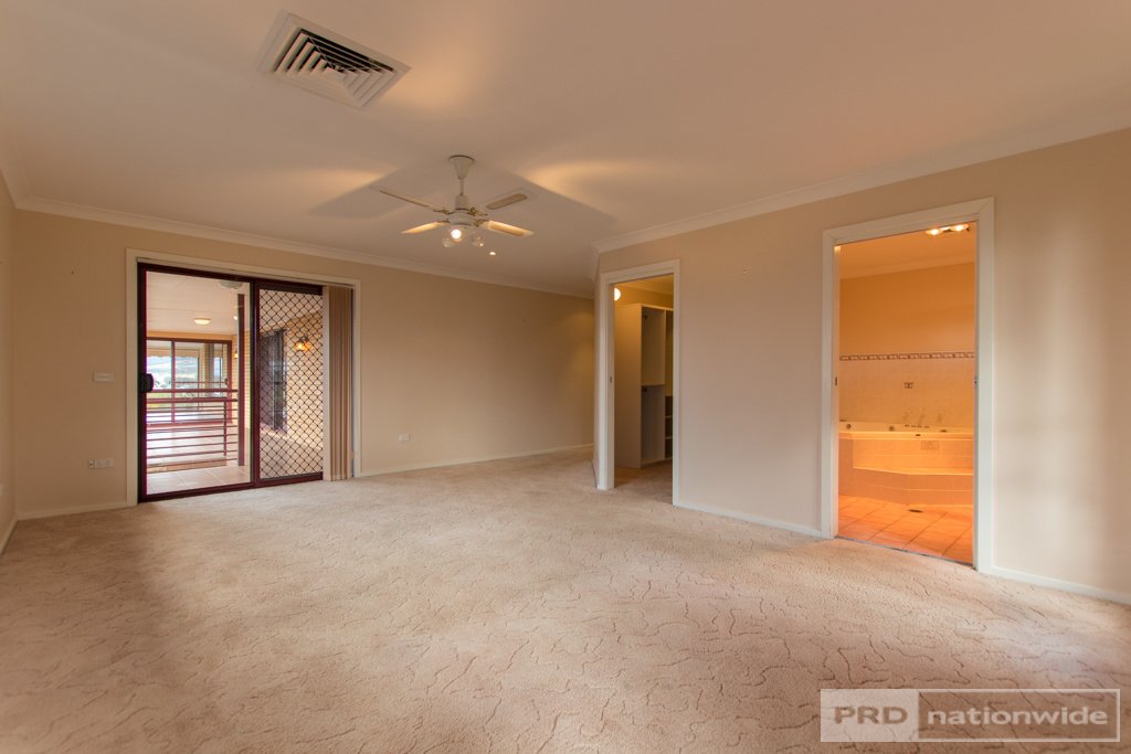 37 Howick Street TUMUT 8