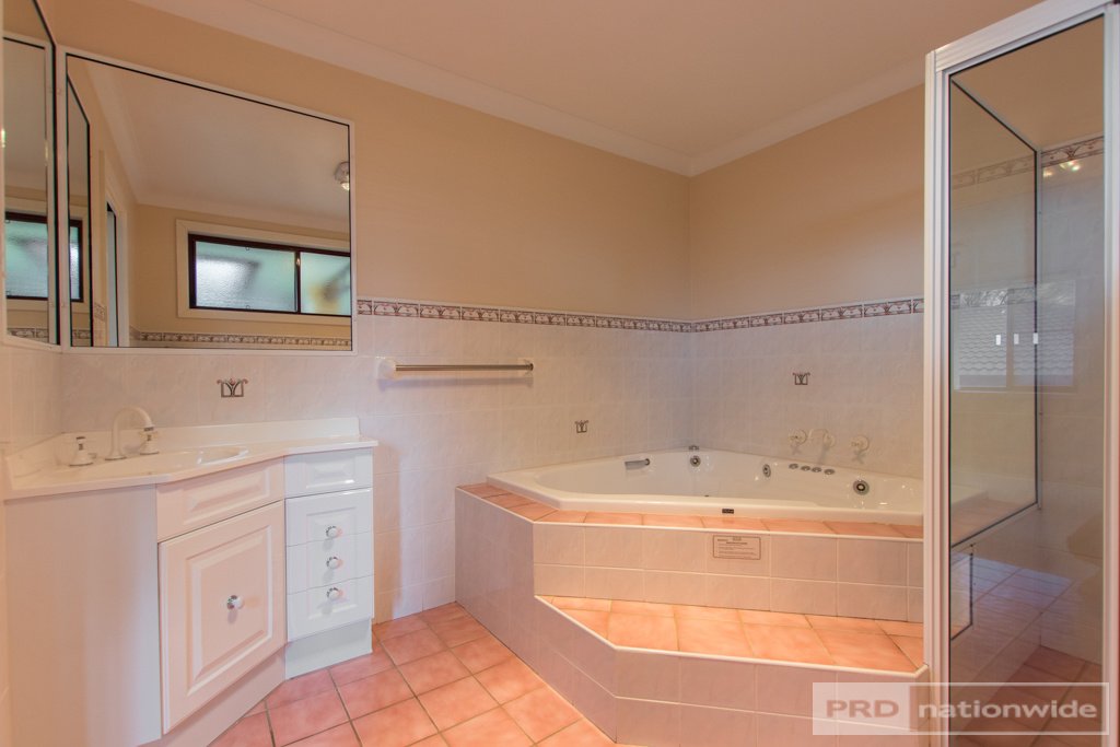 37 Howick Street TUMUT 9
