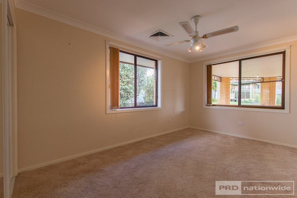 37 Howick Street TUMUT 10