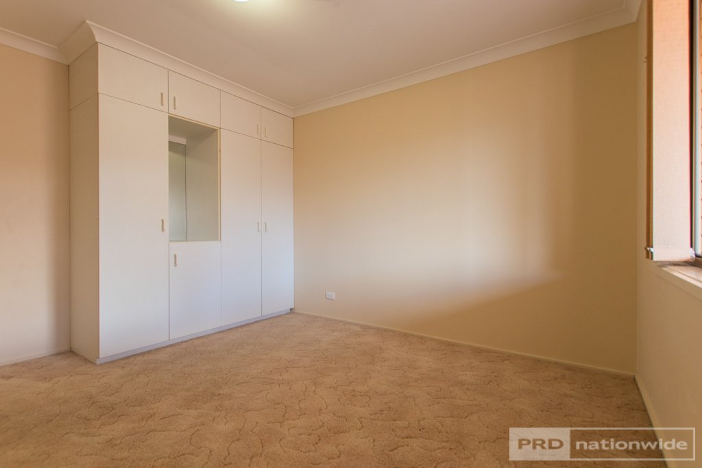 37 Howick Street TUMUT 11