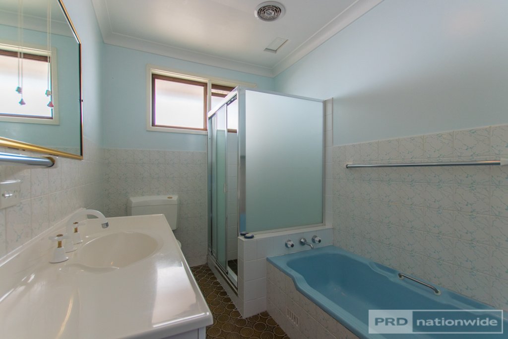 37 Howick Street TUMUT 13