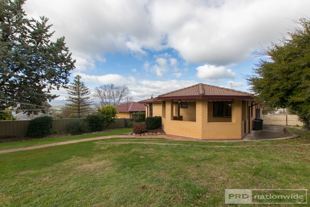 37 Howick Street TUMUT 16