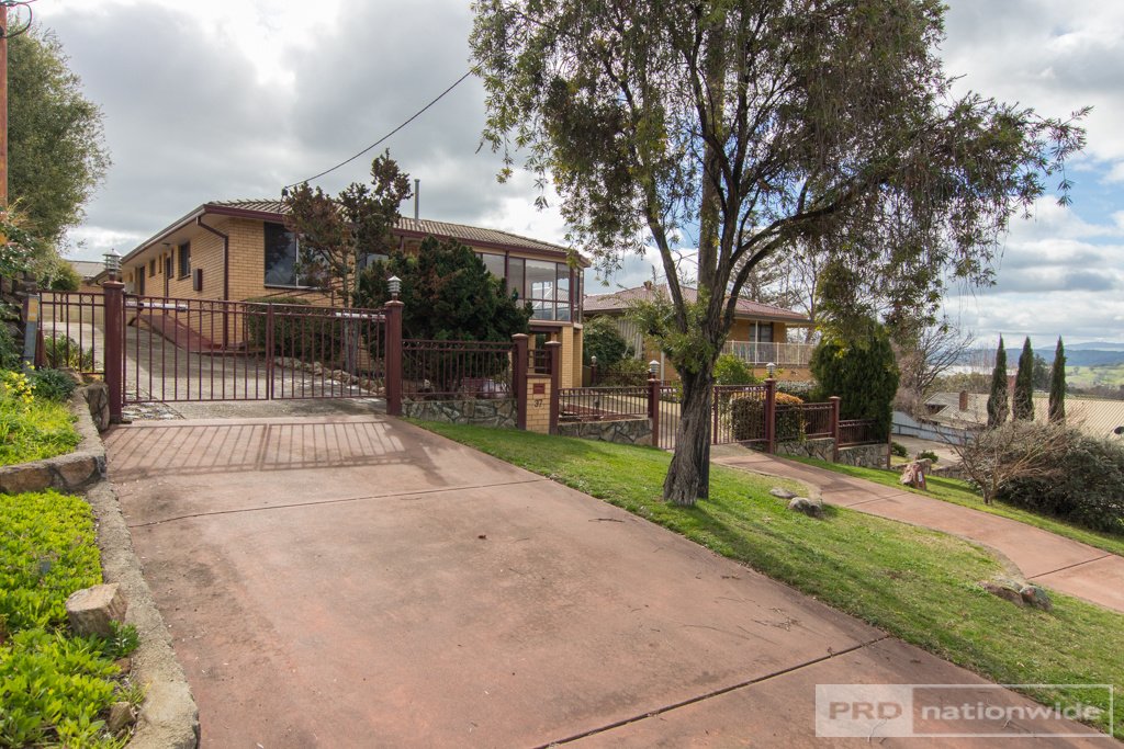 37 Howick Street TUMUT 18