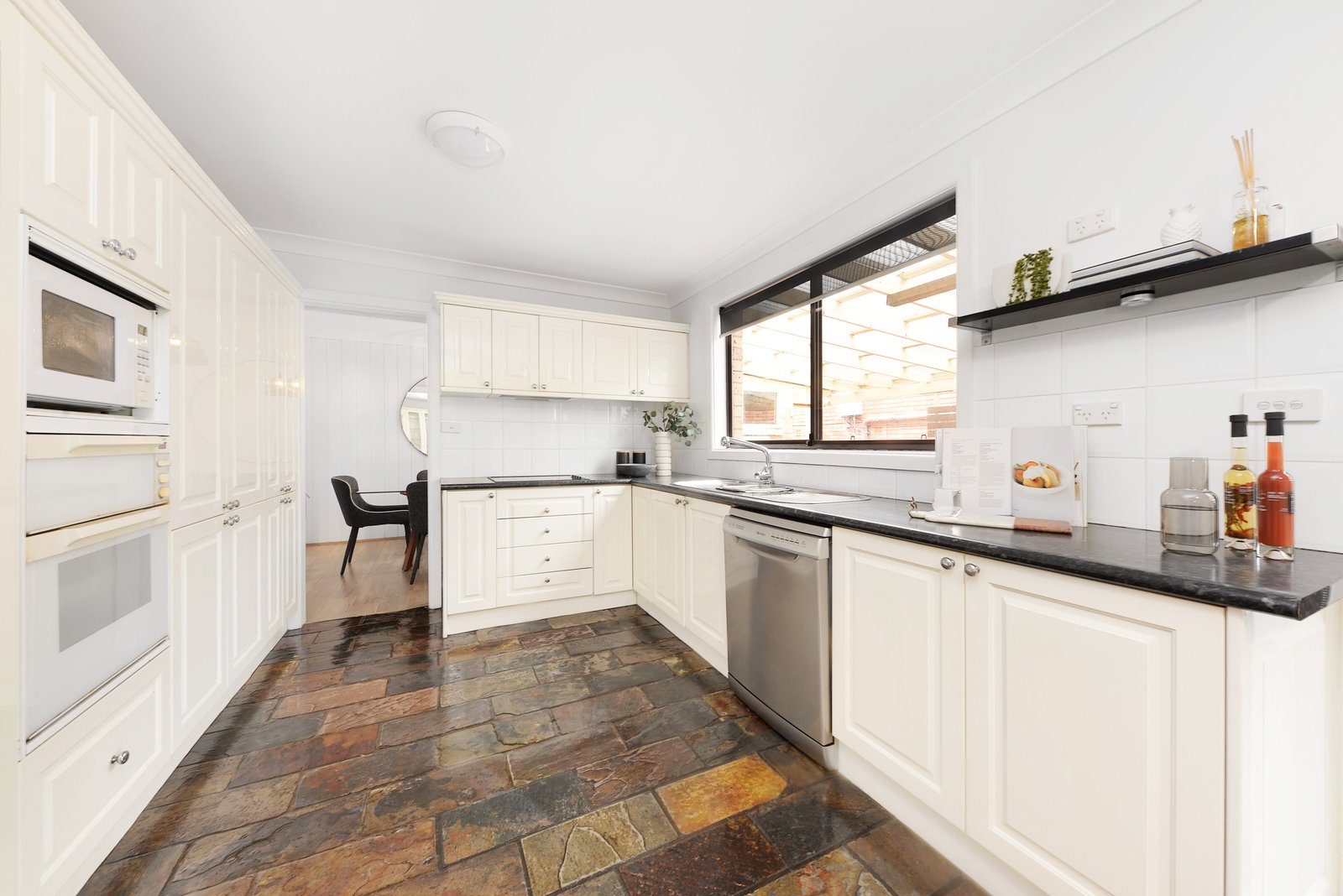 37 Knowles Ave  MATRAVILLE 8