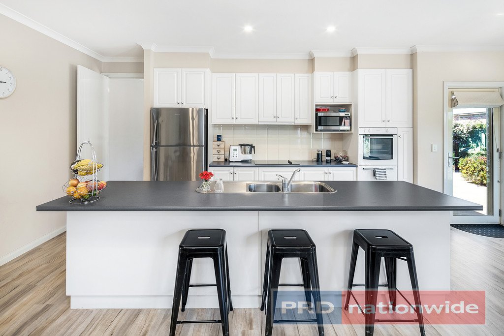 37 Lake Gardens Avenue LAKE GARDENS 4