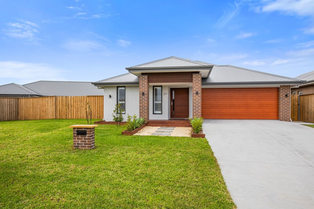 37 Lawrenson Parade THORNTON 1