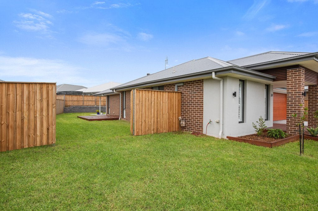 37 Lawrenson Parade THORNTON 2