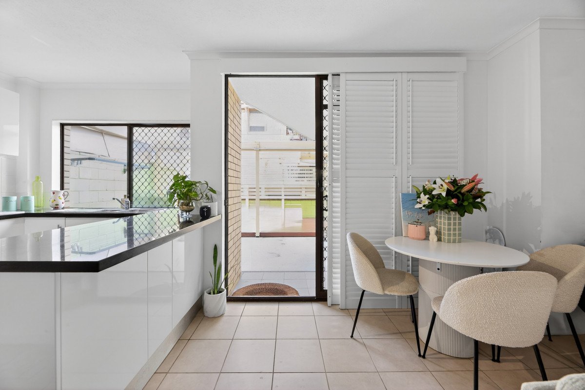 3/7 Nalla Court Palm Beach 9