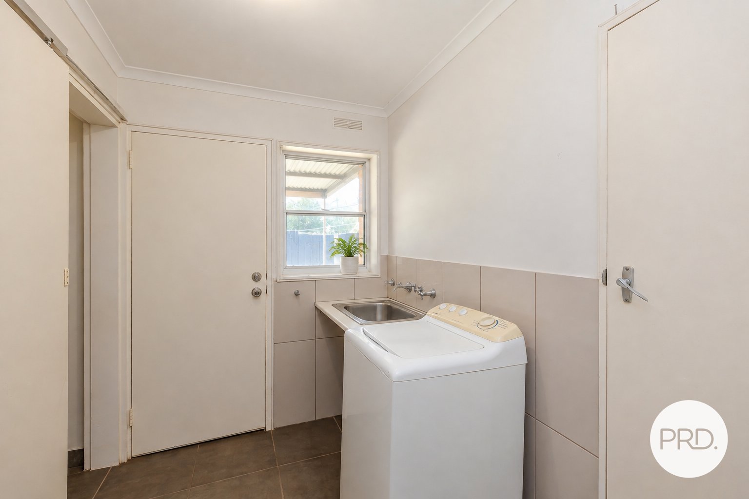37 Neilpo Street DARETON 14