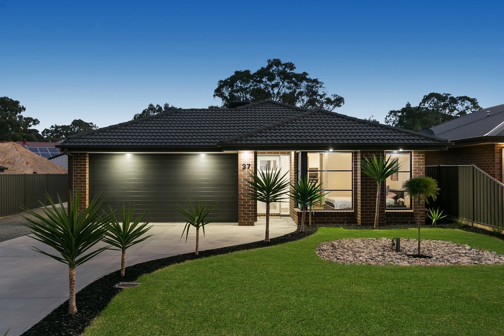 37 Swanson Boulevard STRATHFIELDSAYE 1