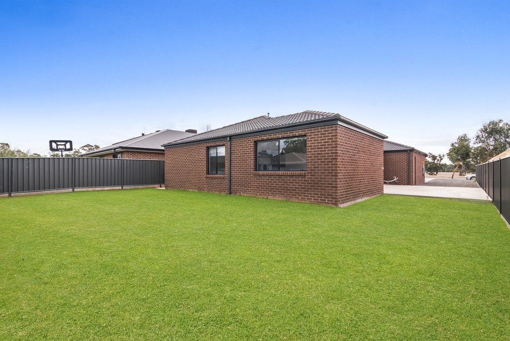 37 Swanson Boulevard STRATHFIELDSAYE 9