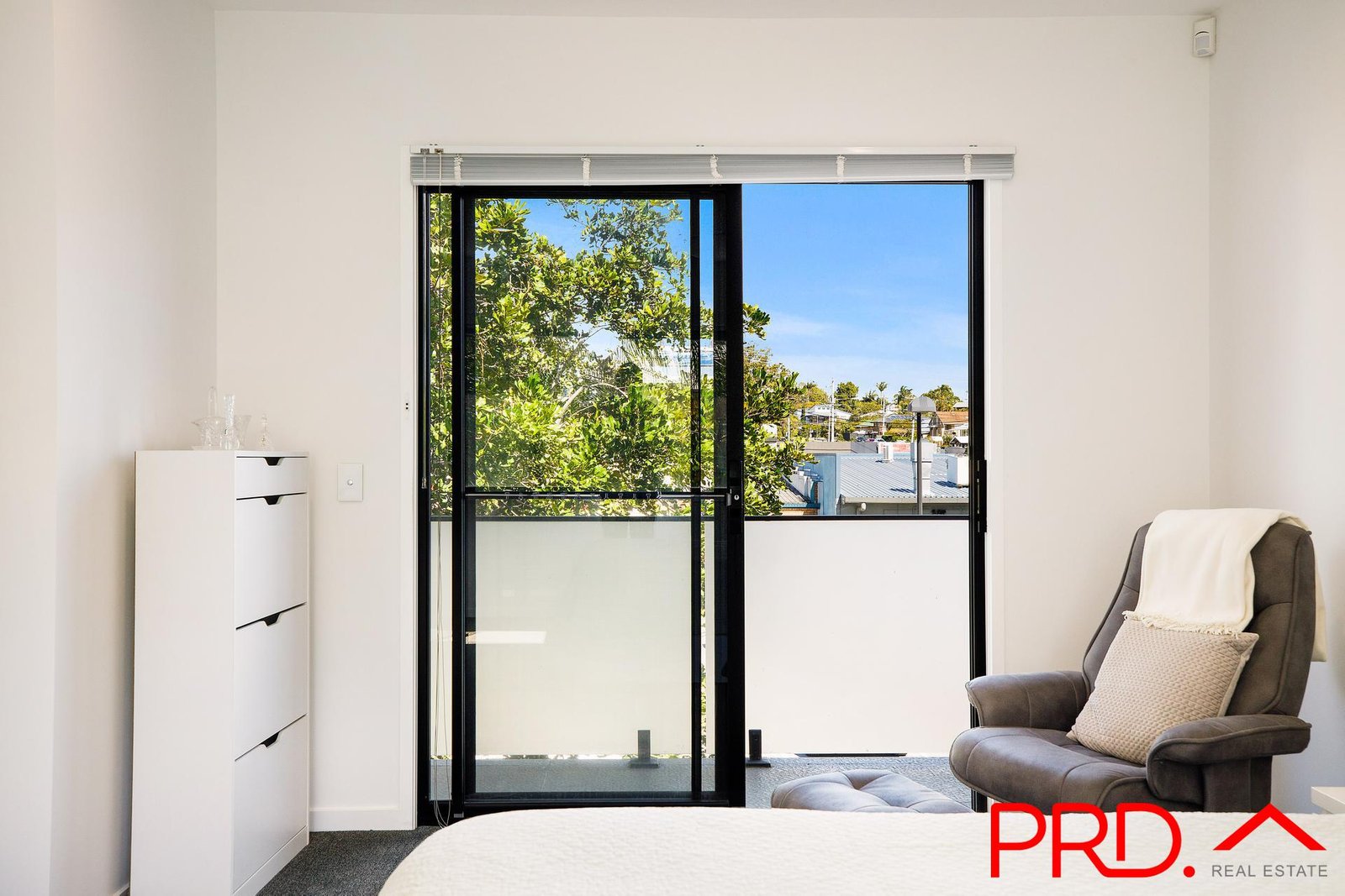 3/7 Turpin Road LABRADOR 9