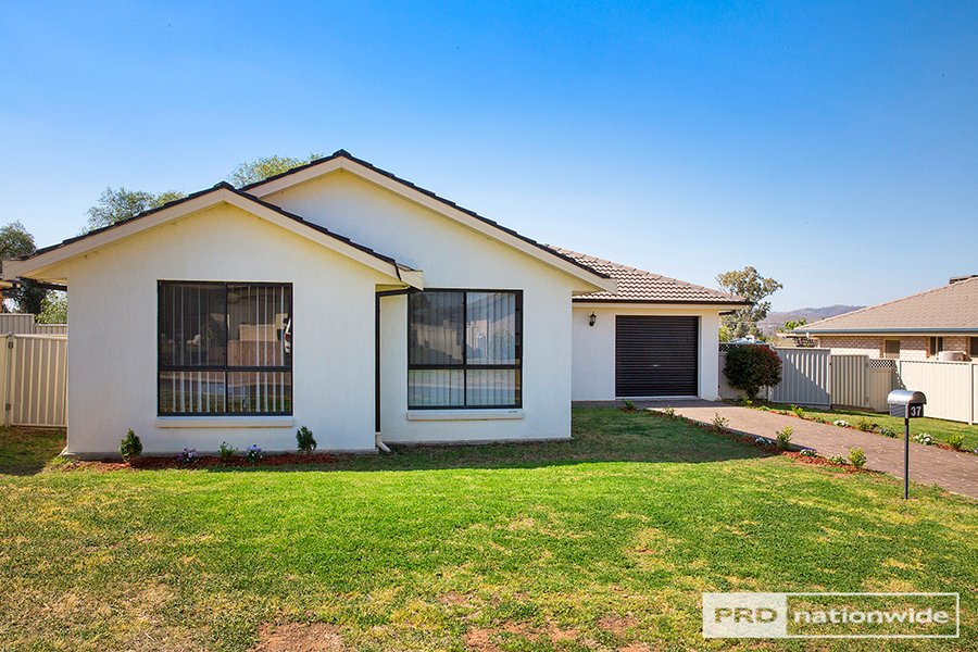 37 Warburton Drive TAMWORTH 2