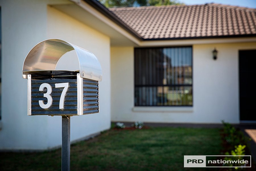 37 Warburton Drive TAMWORTH 3