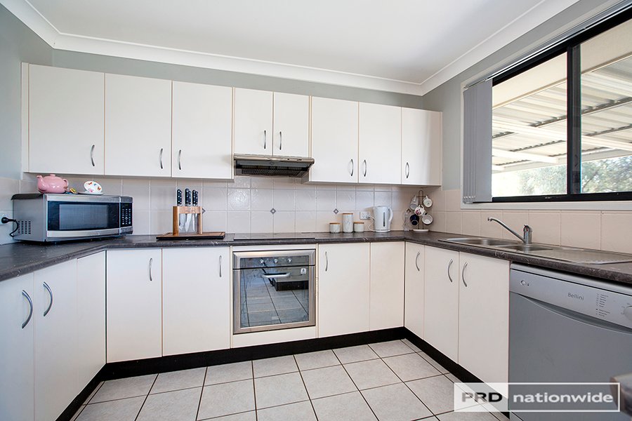 37 Warburton Drive TAMWORTH 7