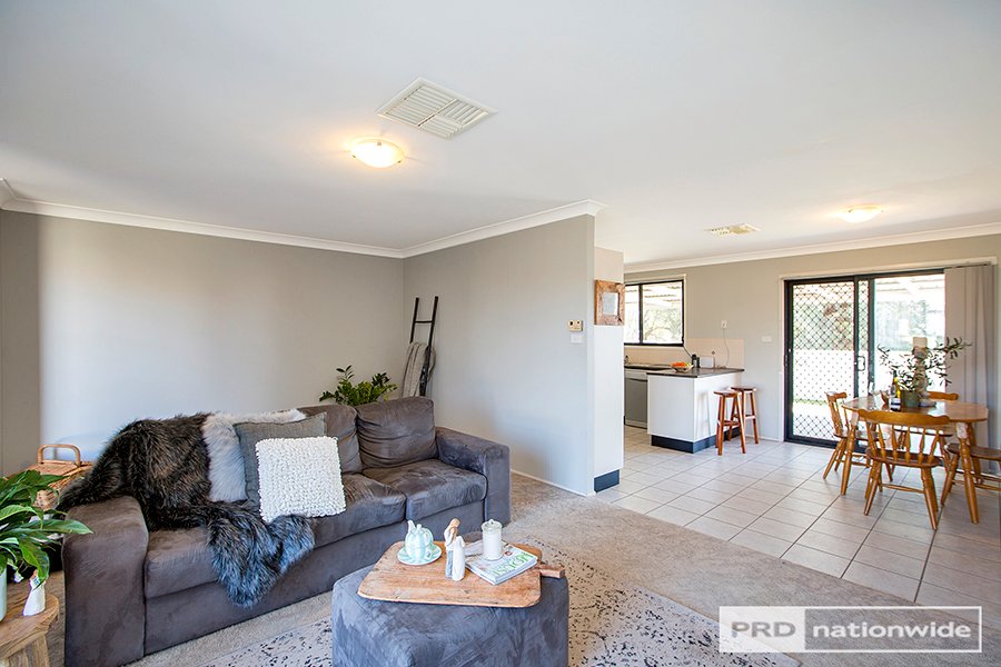 37 Warburton Drive TAMWORTH 9
