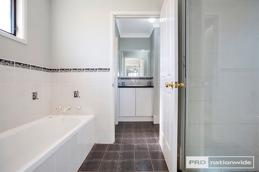 37 Warburton Drive TAMWORTH 15