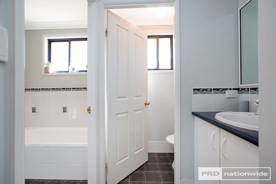 37 Warburton Drive TAMWORTH 16
