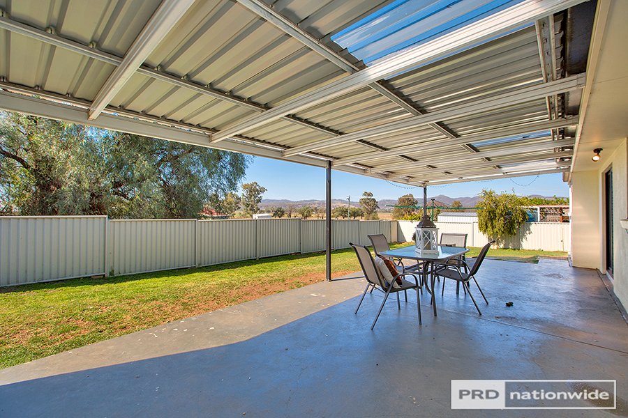 37 Warburton Drive TAMWORTH 18