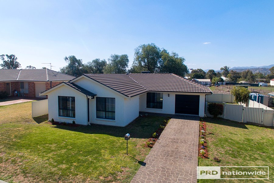 37 Warburton Drive TAMWORTH 21