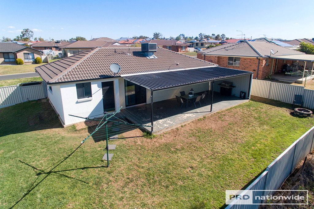 37 Warburton Drive TAMWORTH 23