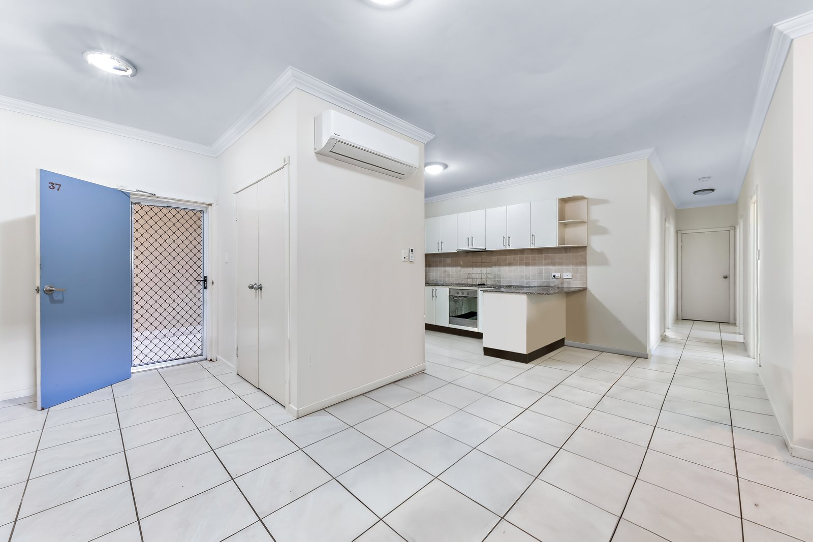 37/21 Shute Harbour Road CANNONVALE 2