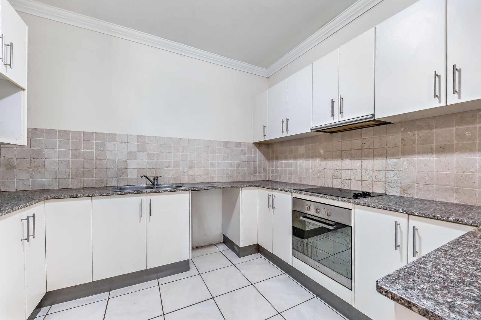 37/21 Shute Harbour Road CANNONVALE 3