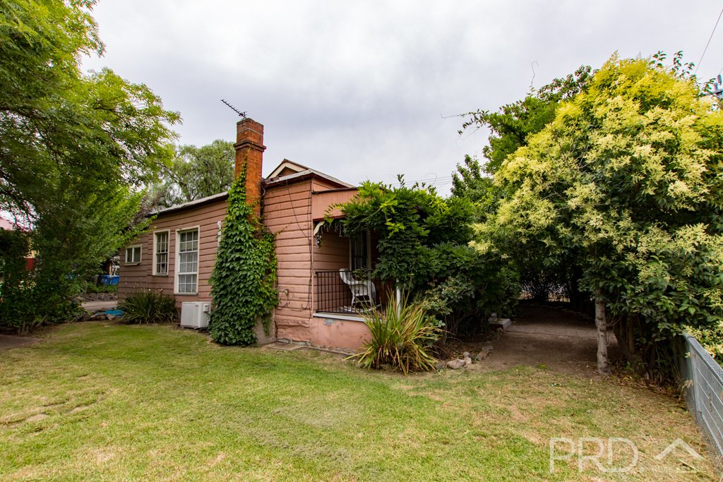 38 & 40 Adelong Road TUMUT 4