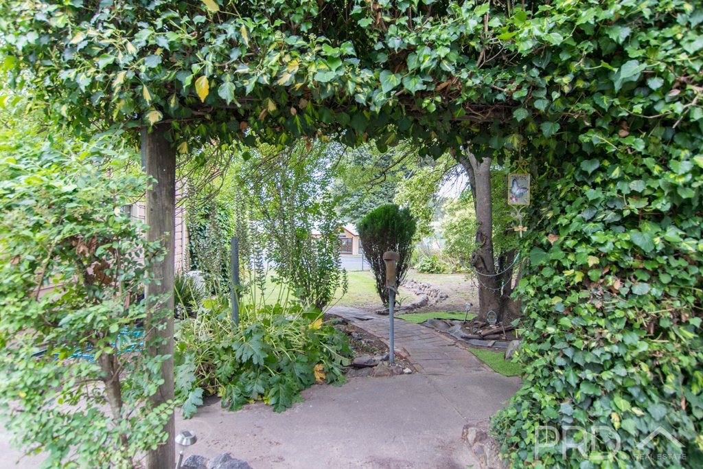38 & 40 Adelong Road TUMUT 12
