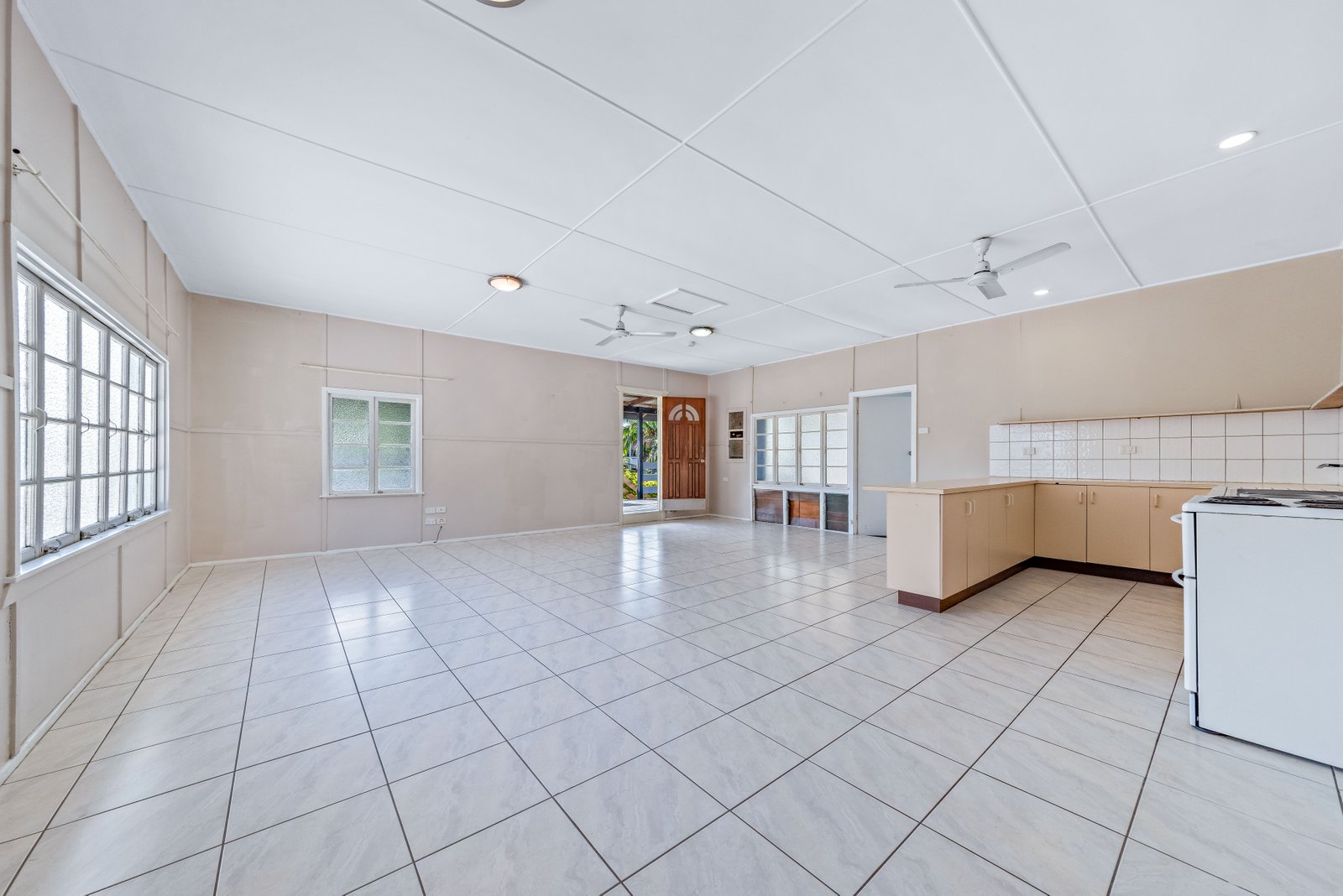 38 Coral Esplanade & 1 Beach Road CANNONVALE 3