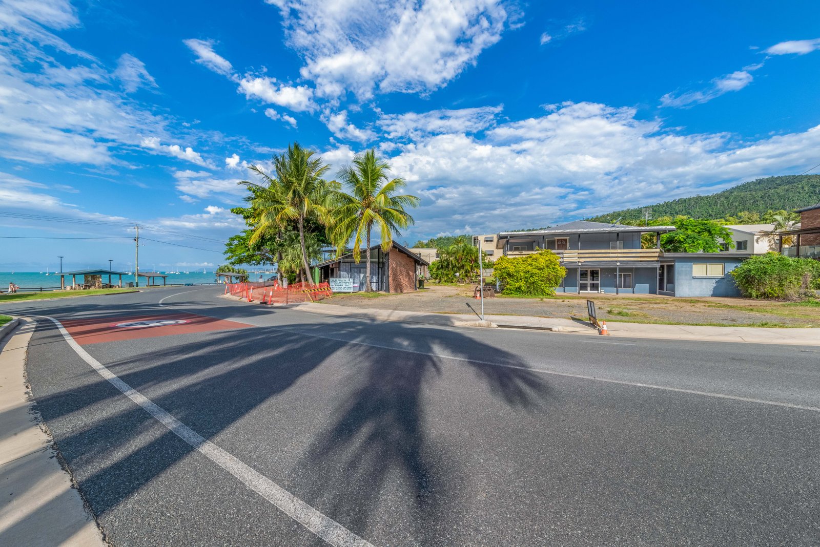 38 Coral Esplanade & 1 Beach Road CANNONVALE 9