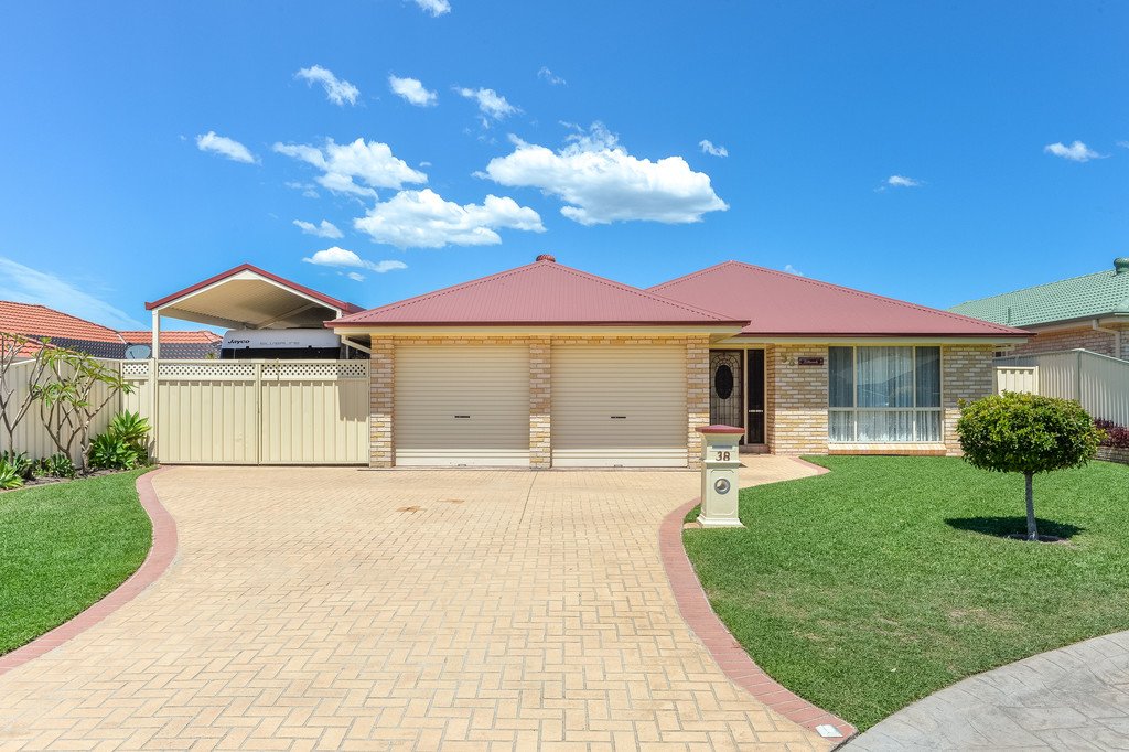38 Denham Drive HORSLEY 1