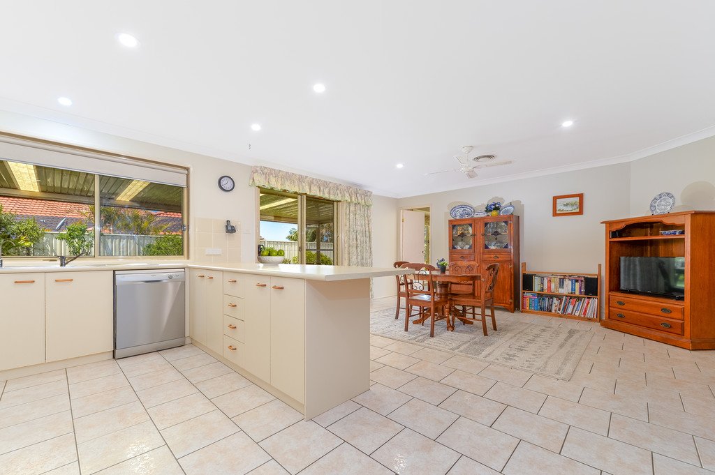 38 Denham Drive HORSLEY 11