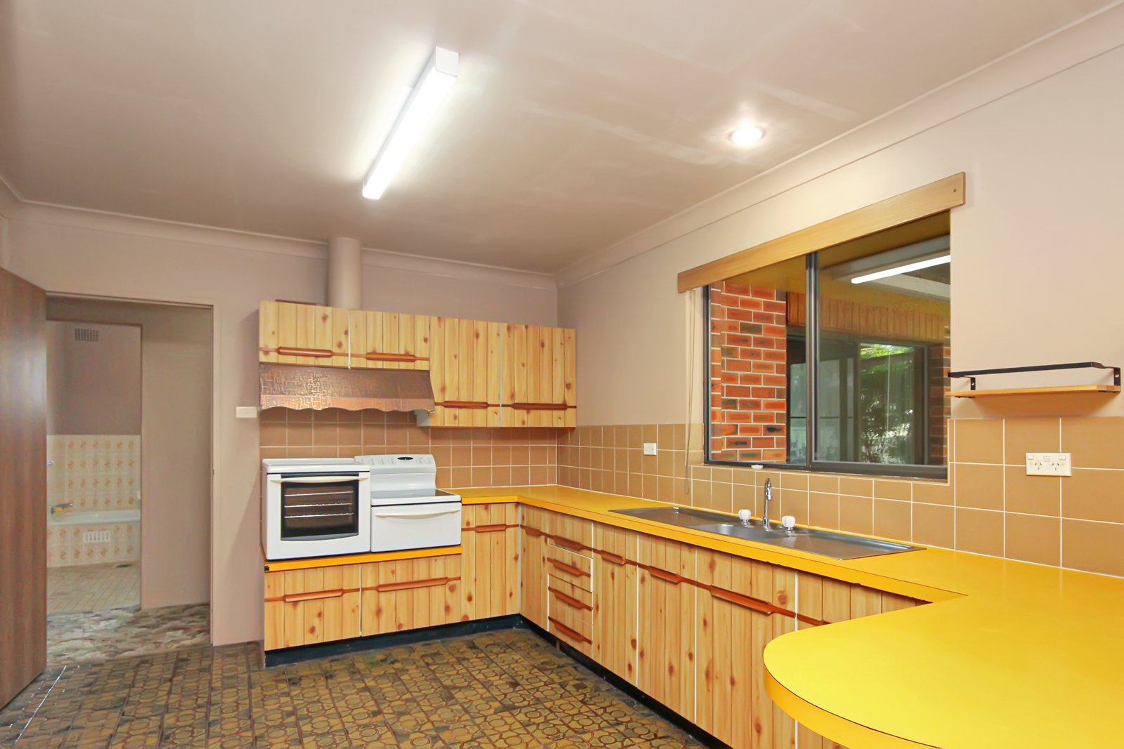 38 Lake Street LAURIETON 2