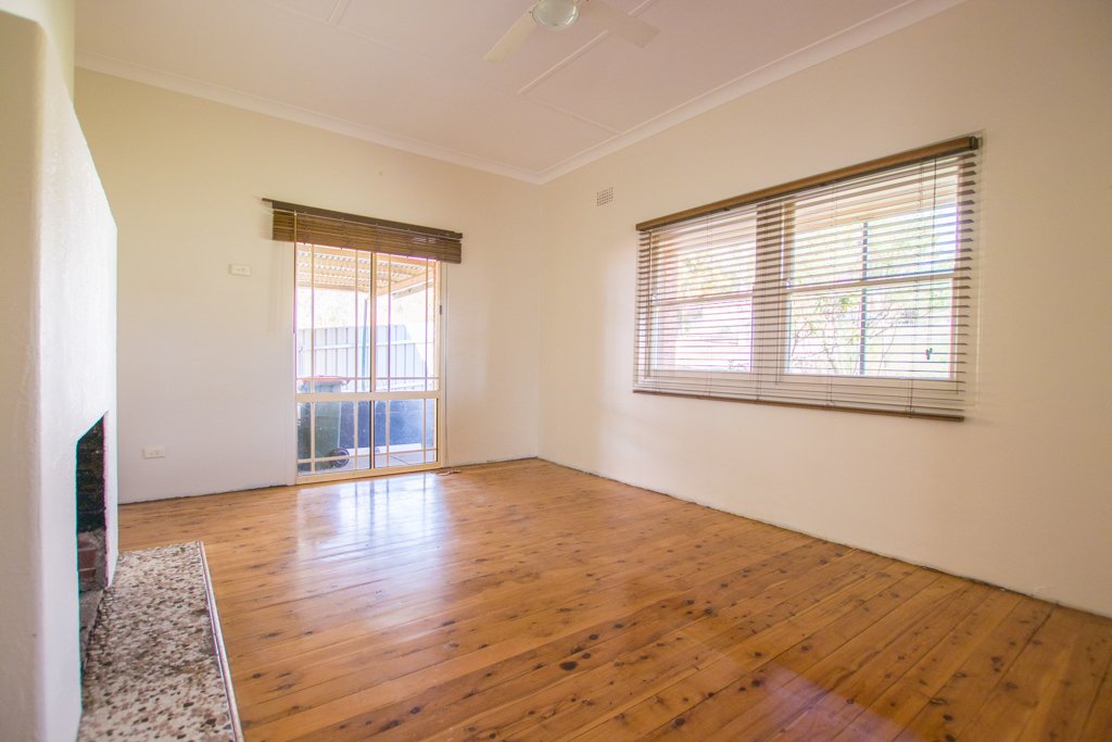 38 Lambie Street TUMUT 9