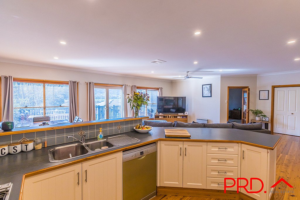 38 Peregrine Avenue TAMWORTH 12
